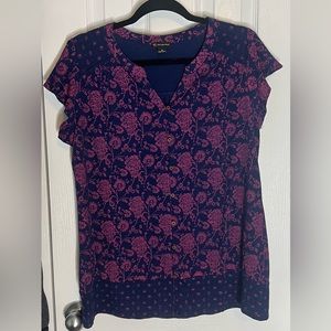Casual feminine floral, flowy top